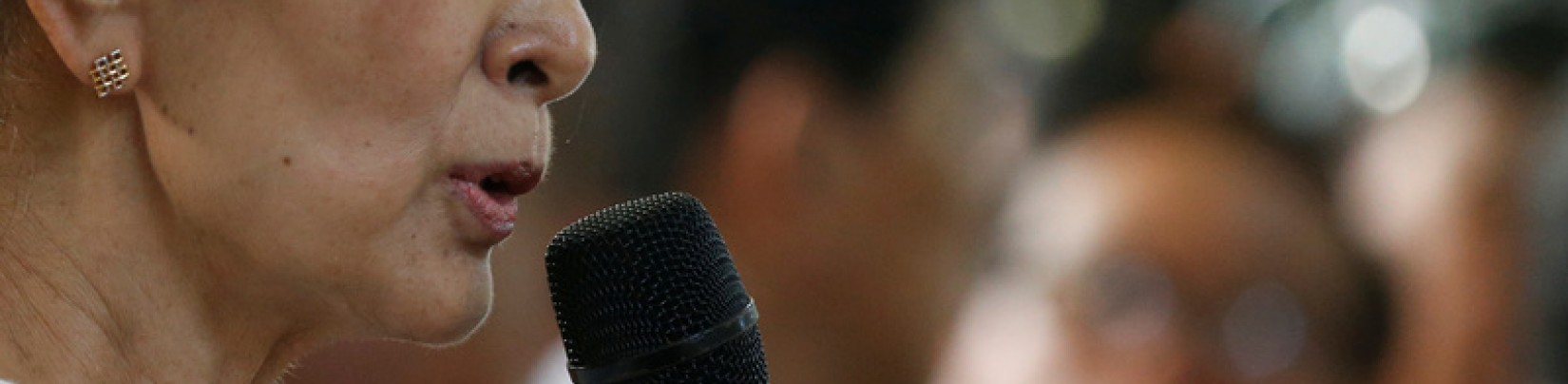 Aung San Suu Kyi dénonce les