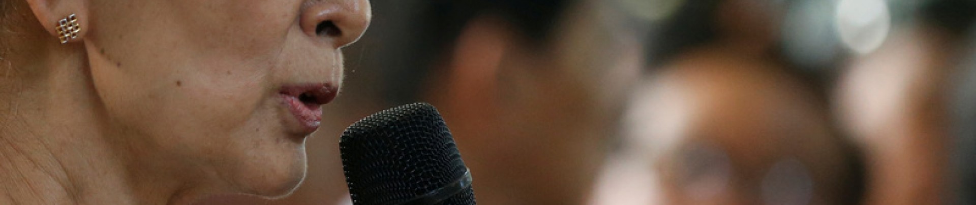 Aung San Suu Kyi dénonce les