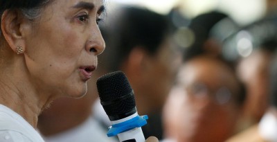 Aung San Suu Kyi dénonce les