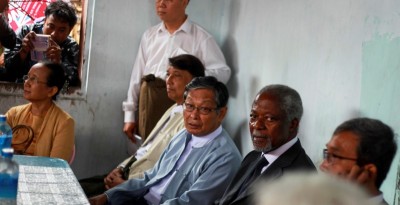 En Birmanie, Kofi Annan rend visite aux Rohingyas à Rakhine