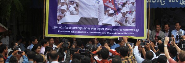 Le chef de l'opposition cambodgienne maintenu en détention