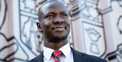 Deng Thiak Adut, l’enfant-soldat devenu avocat