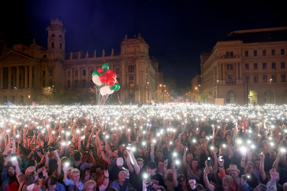 Des dizaines de milliers de Hongrois défilent contre Orban