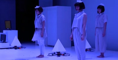 Elles dansent avec des drones