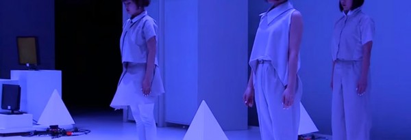 Elles dansent avec des drones