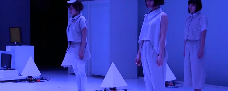 Elles dansent avec des drones