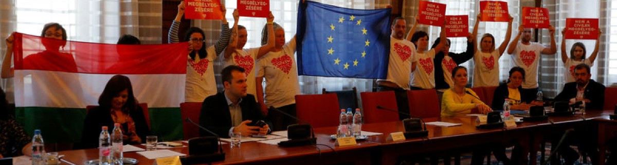 Hongrie: Ils bloquent en silence une commission parlementaire