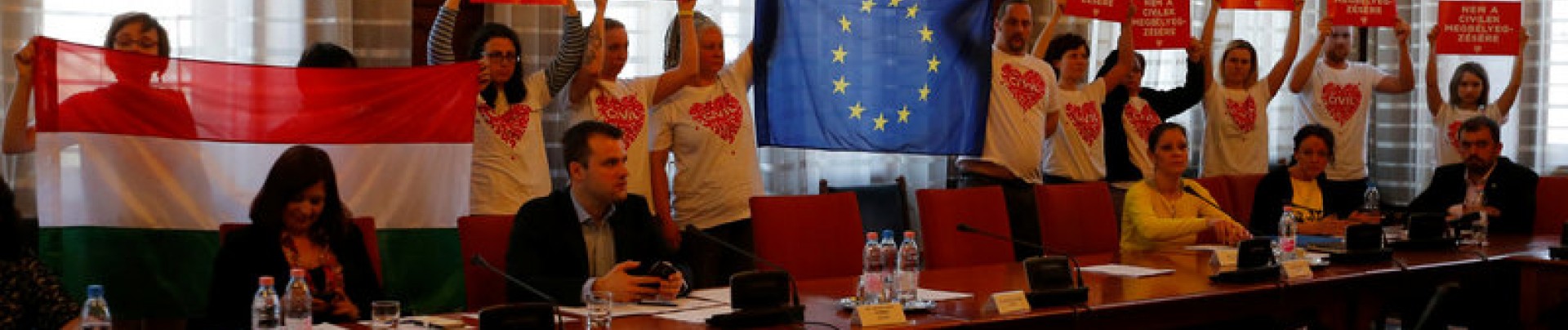 Hongrie: Ils bloquent en silence une commission parlementaire