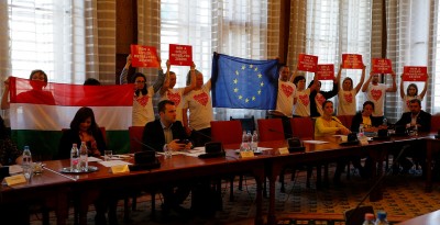 Hongrie: Ils bloquent en silence une commission parlementaire
