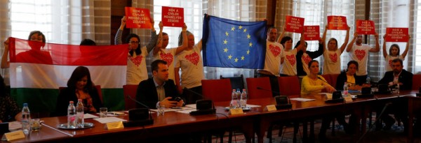 Hongrie: Ils bloquent en silence une commission parlementaire