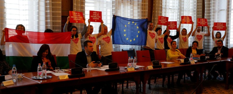 Hongrie: Ils bloquent en silence une commission parlementaire