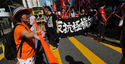 Manifestation à Hong Kong après la condamnation de trois chefs de file de la contestation