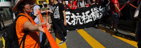 Manifestation à Hong Kong après la condamnation de trois chefs de file de la contestation