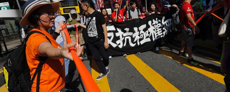 Manifestation à Hong Kong après la condamnation de trois chefs de file de la contestation