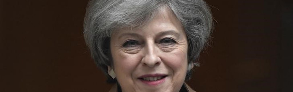 Pas au gouvernement de dire aux femmes comment s'habiller, dit May