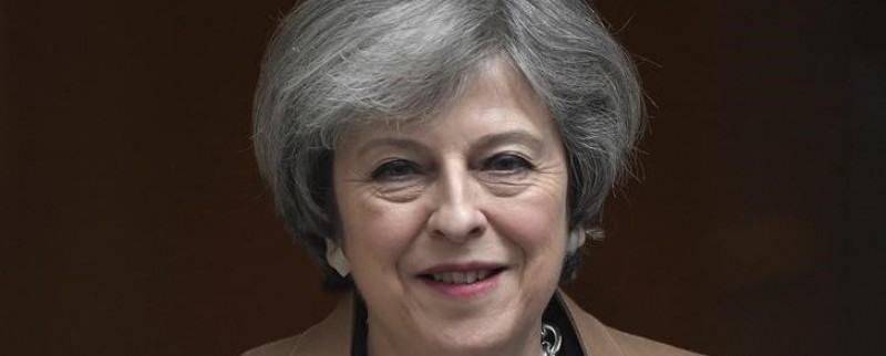 Pas au gouvernement de dire aux femmes comment s'habiller, dit May