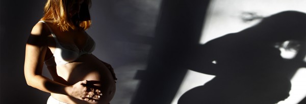 Mère porteuse : législation et dérives à travers le monde