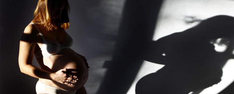 Mère porteuse : législation et dérives à travers le monde