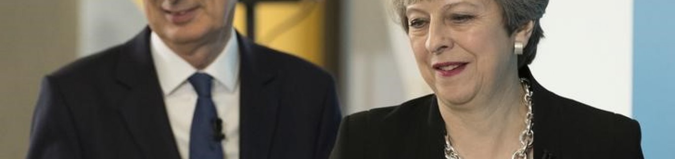 Des ministres de May souhaitent voir Hammond la remplacer