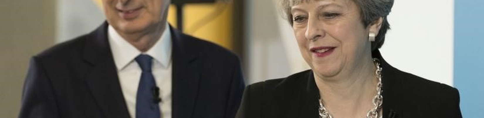 Des ministres de May souhaitent voir Hammond la remplacer