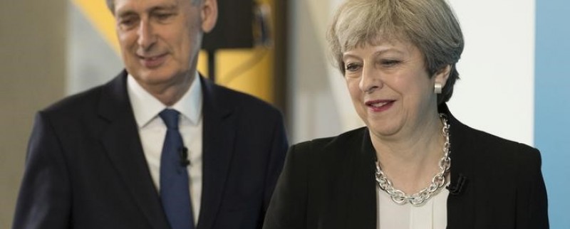 Des ministres de May souhaitent voir Hammond la remplacer