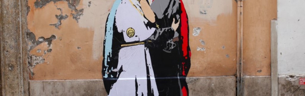 Peint sur un mur près du Vatican, le pape embrassant Trump...