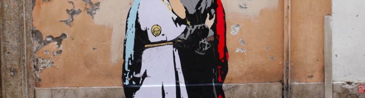 Peint sur un mur près du Vatican, le pape embrassant Trump...