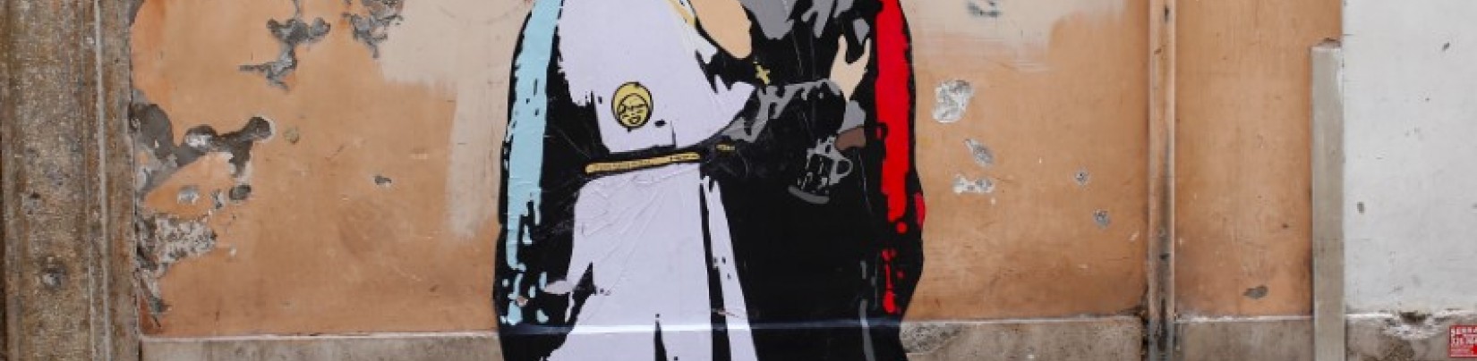 Peint sur un mur près du Vatican, le pape embrassant Trump...