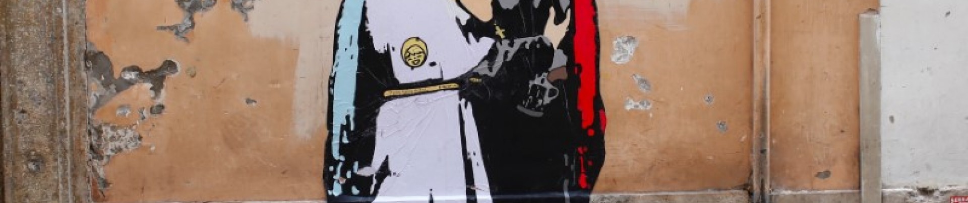 Peint sur un mur près du Vatican, le pape embrassant Trump...