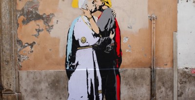 Peint sur un mur près du Vatican, le pape embrassant Trump...