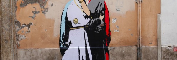 Peint sur un mur près du Vatican, le pape embrassant Trump...