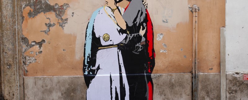 Peint sur un mur près du Vatican, le pape embrassant Trump...