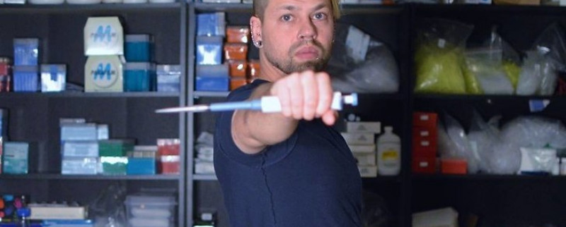 Qui est Josiah Zayner, le biohacker prêt à s’injecter de l’ADN de méduse ?