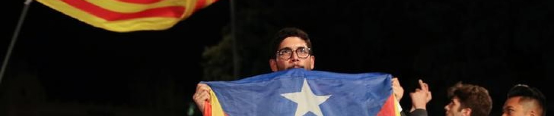 Référendum catalan: Barcelone tient tête à Madrid, malgré les heurts