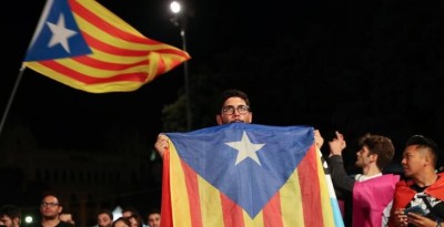 Référendum catalan: Barcelone tient tête à Madrid, malgré les heurts