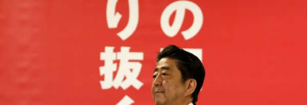 Renforcé par sa victoire, Abe devrait abolir le pacifisme